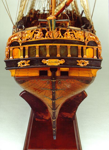 Vista general del espejo de popa decorado a la inglesa del navío "La Flora". 